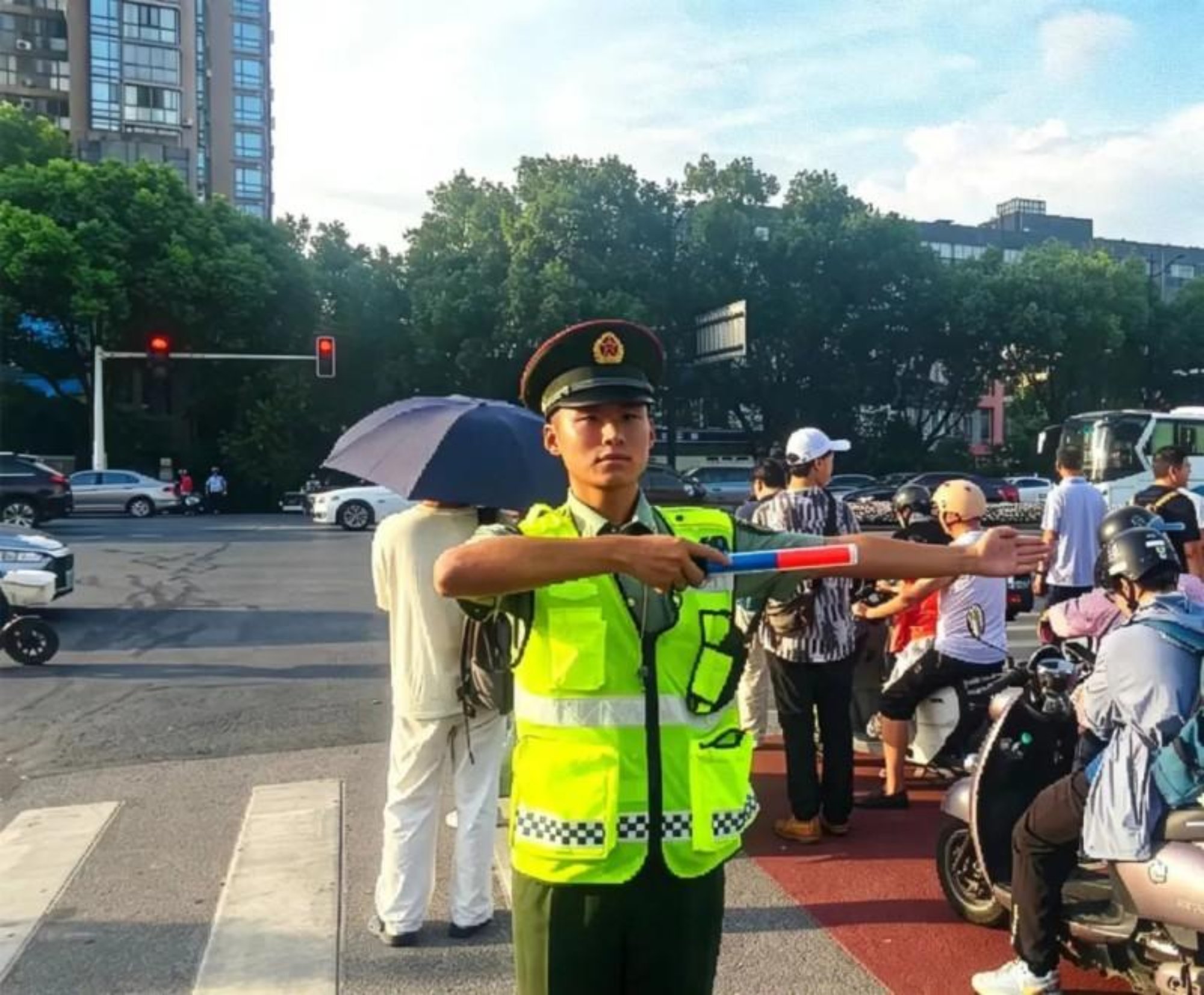 烈日守一线 丹心护校园